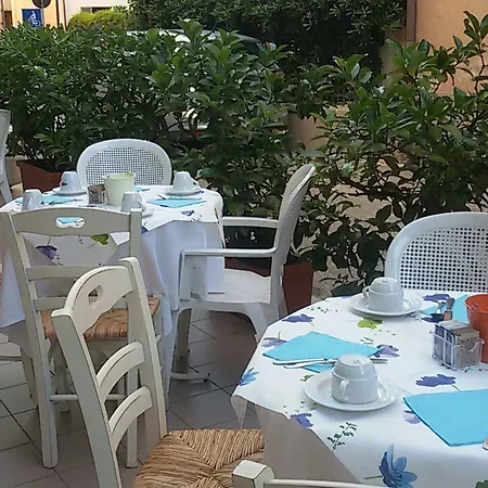 Tres Jolie מלון